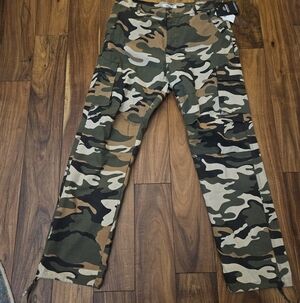 NWT Caterpillar Camouflage Cargo Pants, sz 34